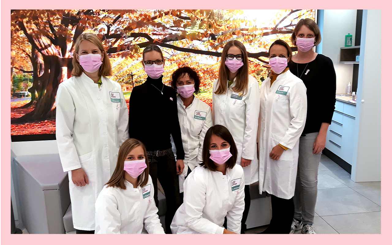 Gruppenfoto Mitarbeiterinnen aus der Offizin mit rosa Masken