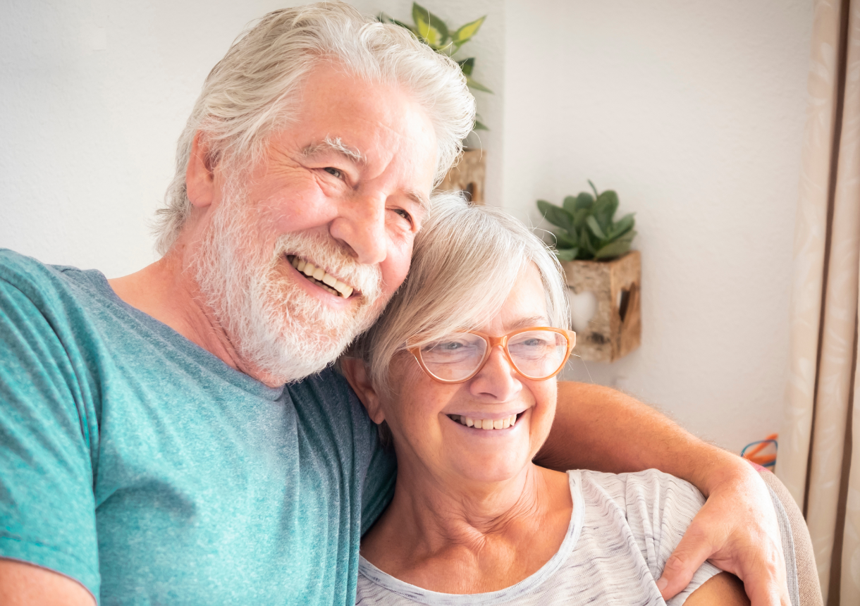 Frau mit Krebs wird durch Ihren Partner unterstützt.