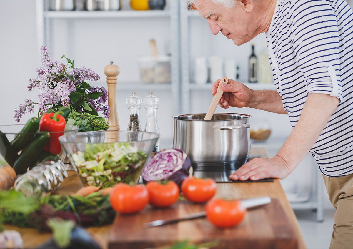 Senior mit Darmkrebs kümmert sich um gesunde Ernährung.