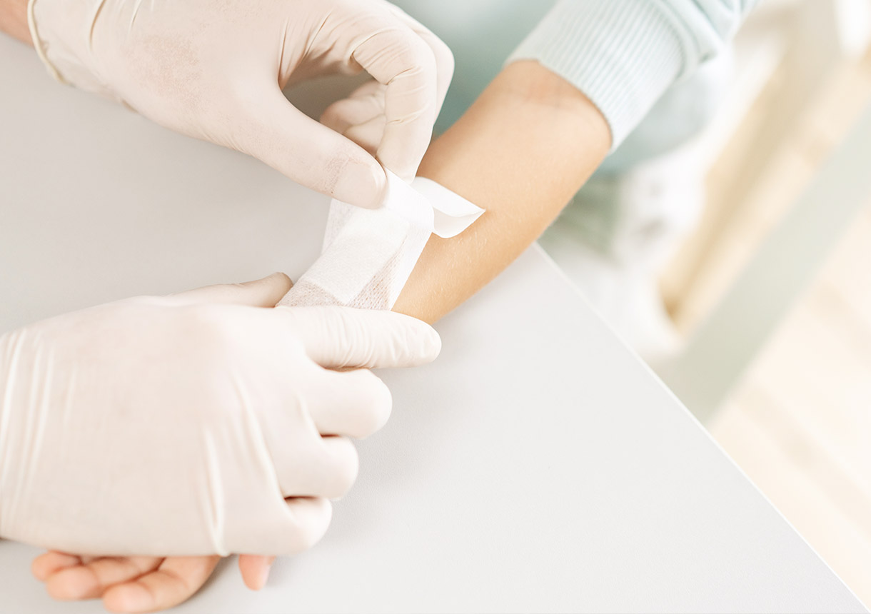 Wundversorgung mit einem Pflaster.