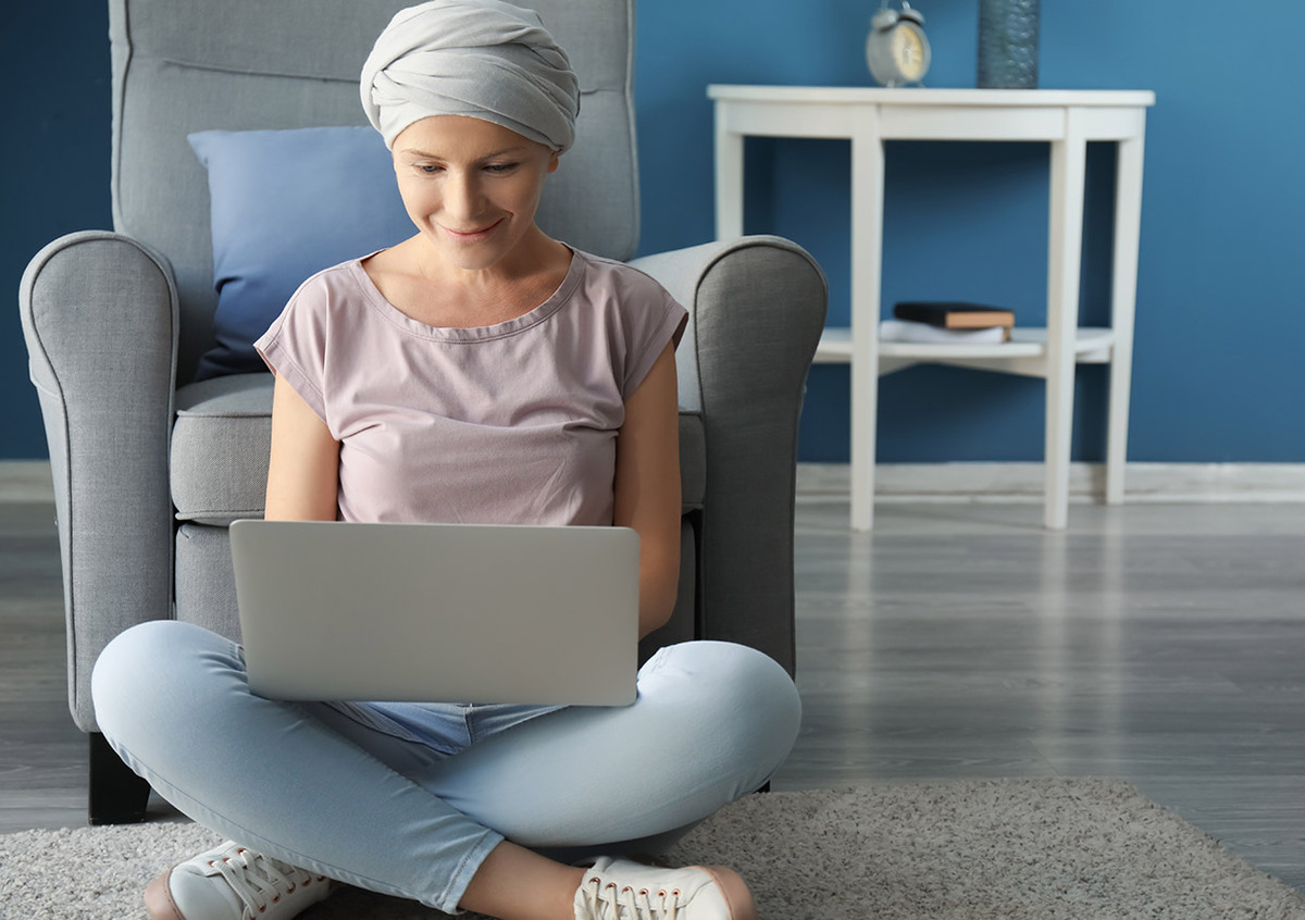 Junge Frau mit Krebs nimmt an Mutmacher-Aktion teil.