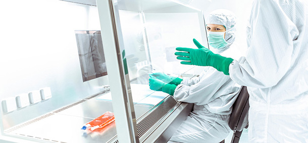 Herstellung von Infusionen im Reinraumlabor