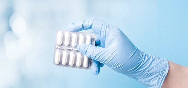 Zytostatika Tabletten mit Handschuh