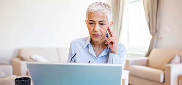 Frau meldet sich zu Darmkrebs Webinar an.
