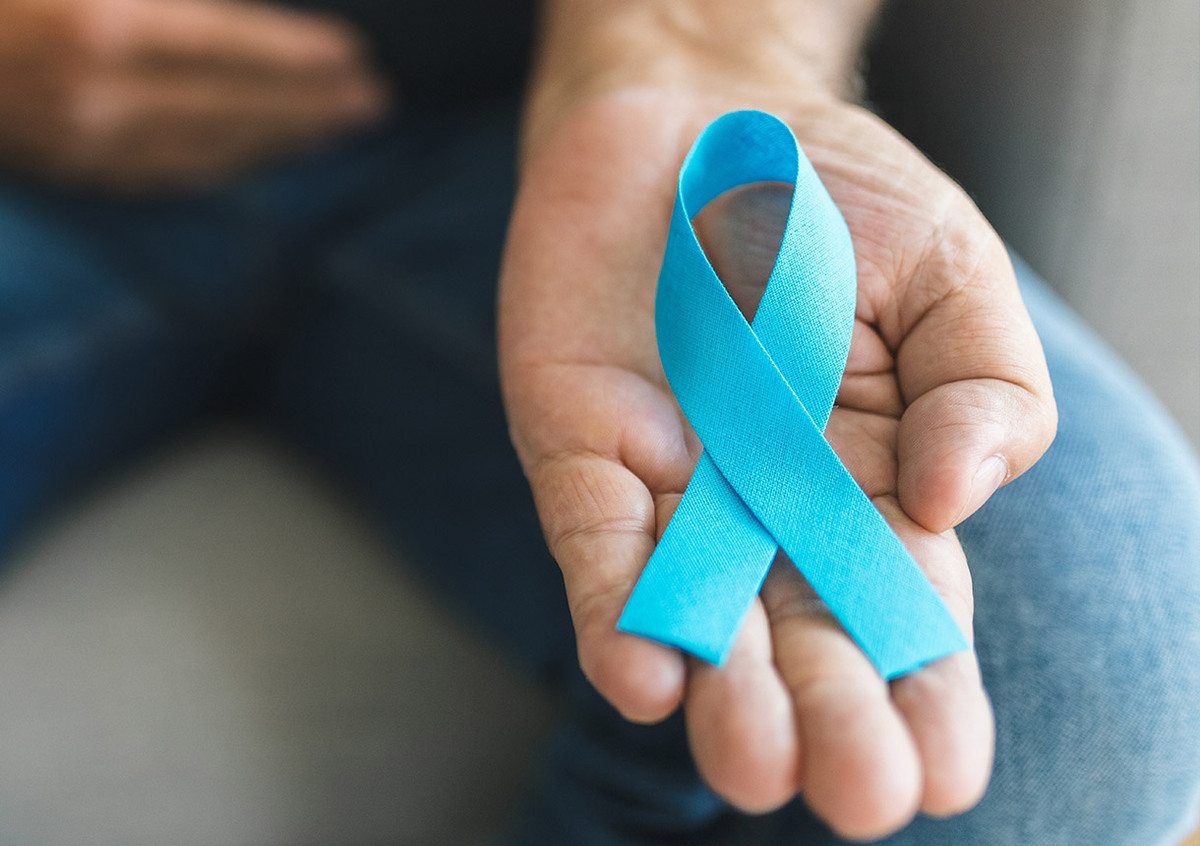 Blaue Schleife als Symbol für Darmkrebs - Aktionsmonat von KREBS & ICH.
