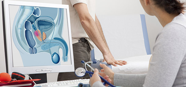 Mann mit Prostatakrebs ist zur Diagnose beim Arzt.