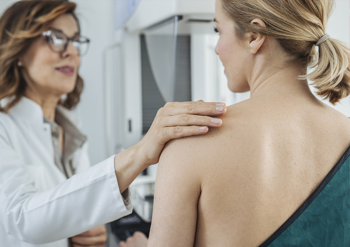 Frau mit Krebs steht für sich selbst ein.